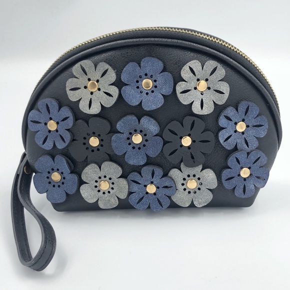 Handbags - ❤️ 3D Daisy Wristlet / NWOT